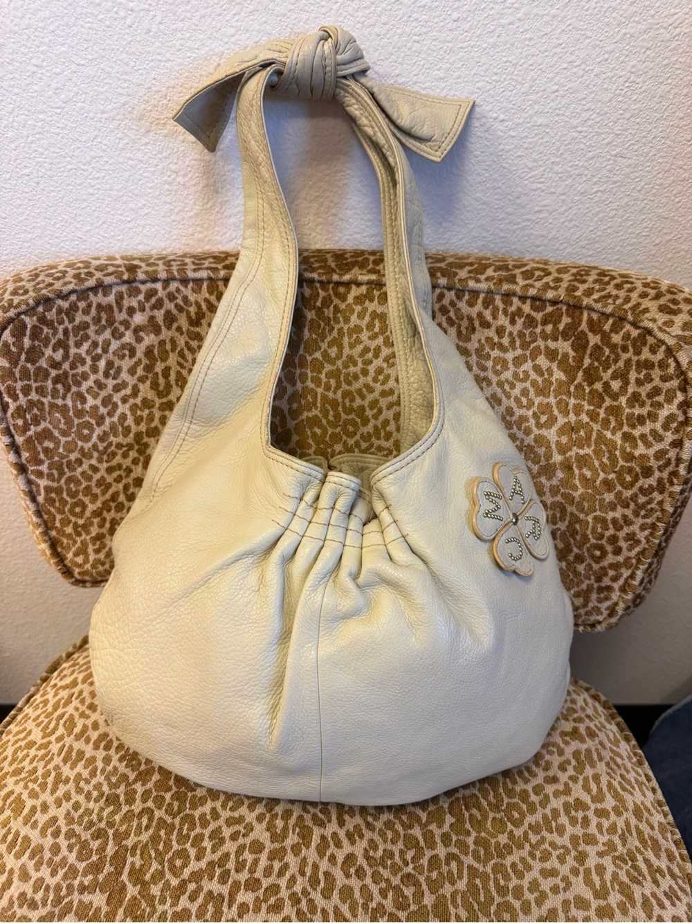 💯Auth! MARC JACOBS Cream/Beige Leather Knotted Shoulder Hobo Bag w Flower Appl.